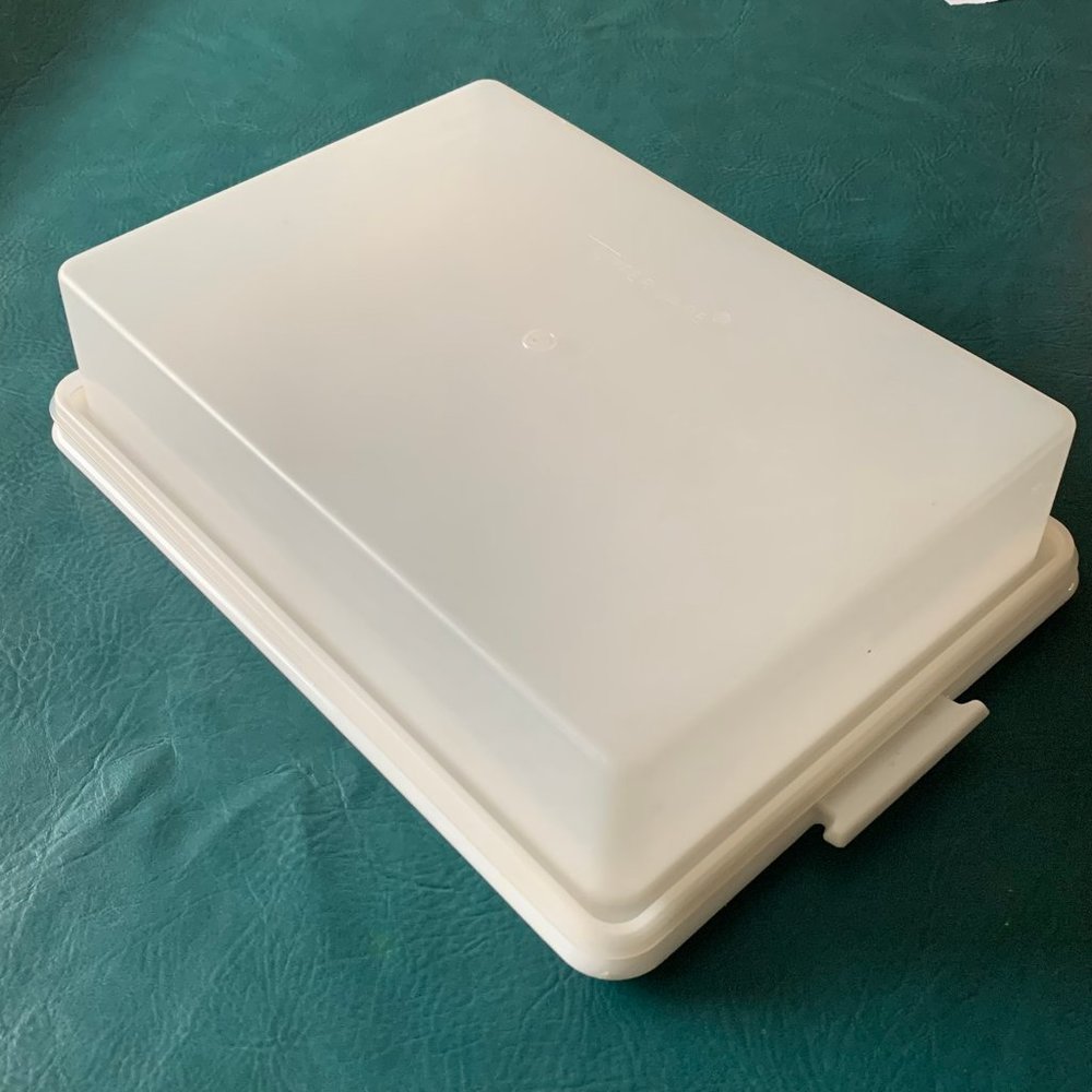 Tupperware Fresh n Fancy cake taker